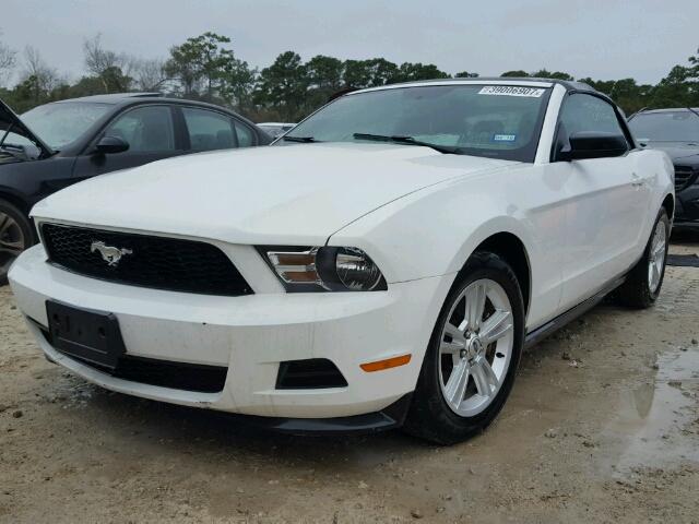 1ZVBP8EM4C5273378 - 2012 FORD MUSTANG WHITE photo 2