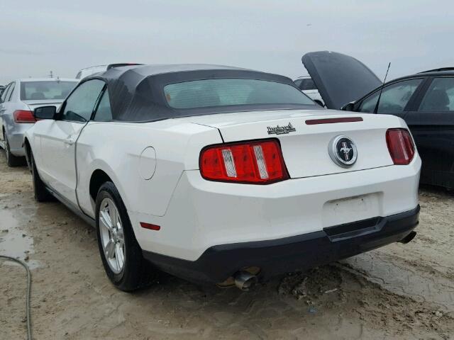 1ZVBP8EM4C5273378 - 2012 FORD MUSTANG WHITE photo 3