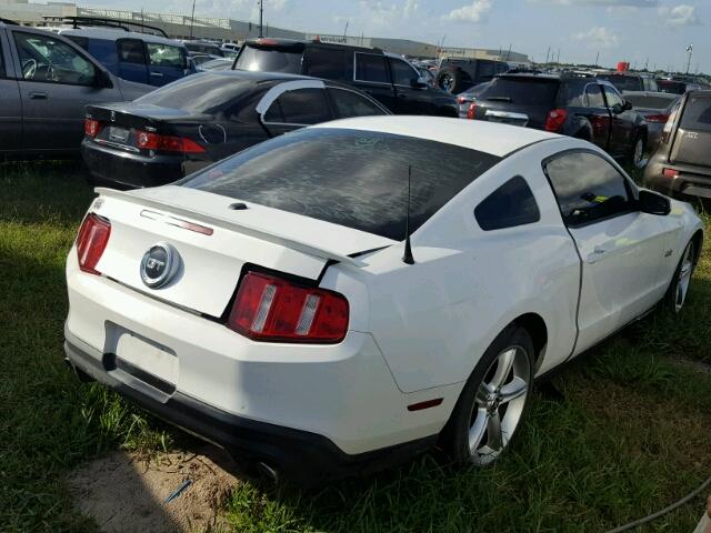 1ZVBP8CF4B5158721 - 2011 FORD MUSTANG WHITE photo 4