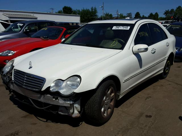 WDBRF84J35F612557 - 2005 MERCEDES-BENZ C 320 4MAT WHITE photo 2