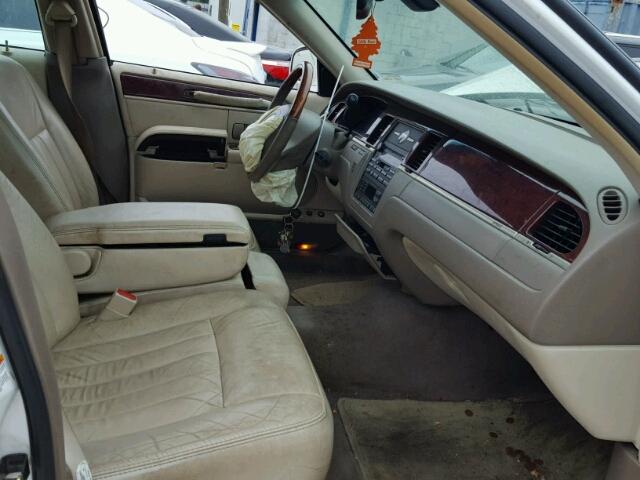 1LNHM82W13Y660153 - 2003 LINCOLN TOWN CAR S WHITE photo 5