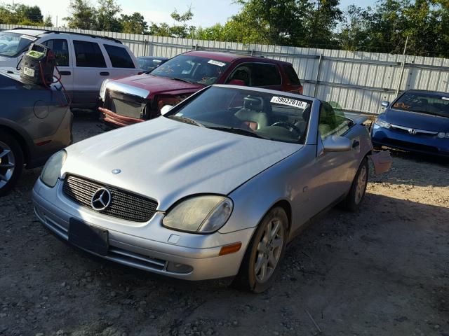 WDBKK47F6WF075391 - 1998 MERCEDES-BENZ SLK 230 KO SILVER photo 2