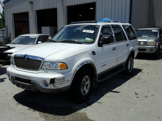 5LMFU28R02LJ05676 - 2002 LINCOLN NAVIGATOR WHITE photo 2