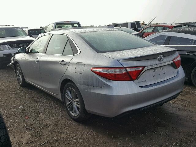 4T1BF1FK1FU875946 - 2015 TOYOTA CAMRY LE ვერცხლისფერი ფოტო 3