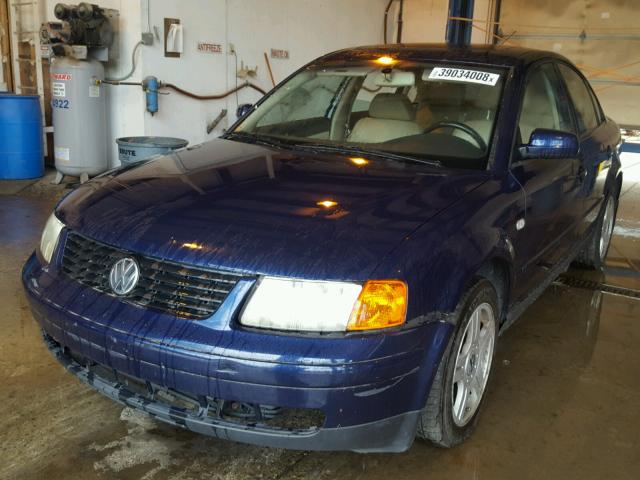 WVWBH63B31P020365 - 2001 VOLKSWAGEN PASSAT GLX BLUE photo 2