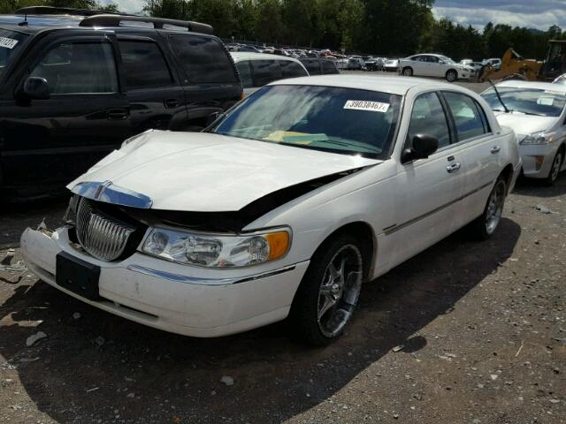 1LNHM81W71Y633294 - 2001 LINCOLN TOWN CAR WHITE photo 2