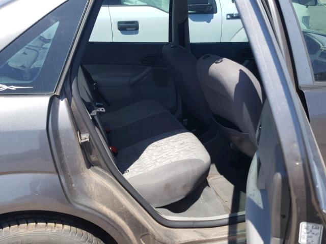 1FAFP34N85W285294 - 2005 FORD FOCUS ZX4 GRAY photo 6