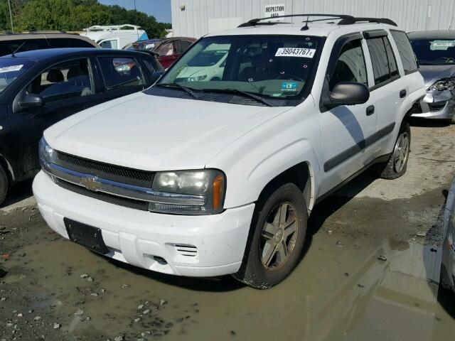 1GNDT13S752115239 - 2005 CHEVROLET TRAILBLAZE WHITE photo 2