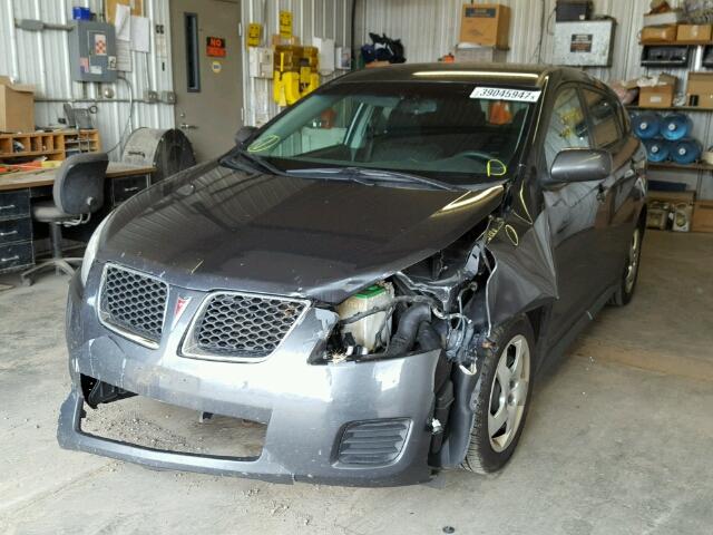 5Y2SP6E83AZ420662 - 2010 PONTIAC VIBE CHARCOAL photo 2