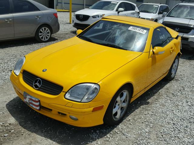 WDBKK65F21F235323 - 2001 MERCEDES-BENZ SLK 320 YELLOW photo 2