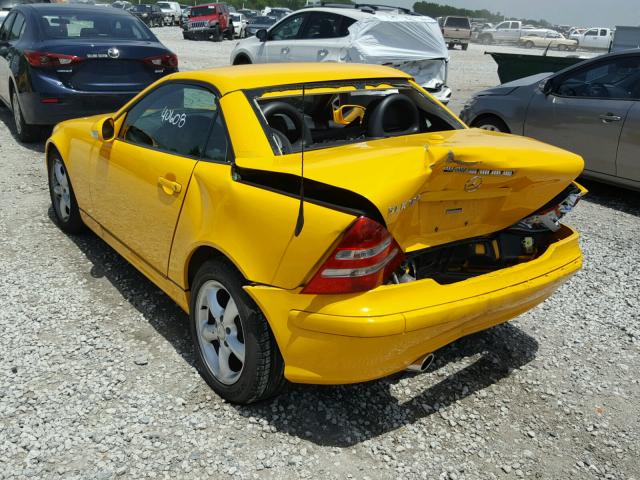 WDBKK65F21F235323 - 2001 MERCEDES-BENZ SLK 320 YELLOW photo 3