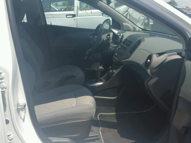 1G1JA5SH0D4105680 - 2013 CHEVROLET SONIC LS 白色 照片 5