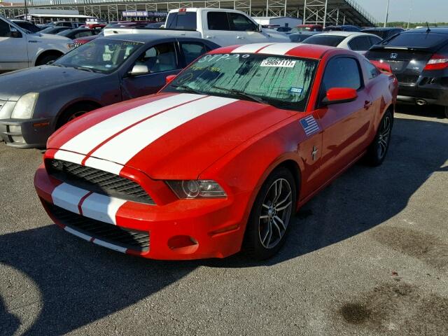 1ZVBP8AM7E5306141 - 2014 FORD MUSTANG RED photo 2