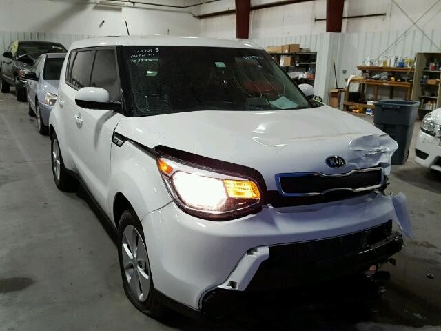 KNDJN2A22G7266221 - 2016 KIA SOUL WHITE photo 1