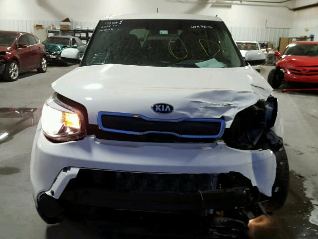 KNDJN2A22G7266221 - 2016 KIA SOUL WHITE photo 10