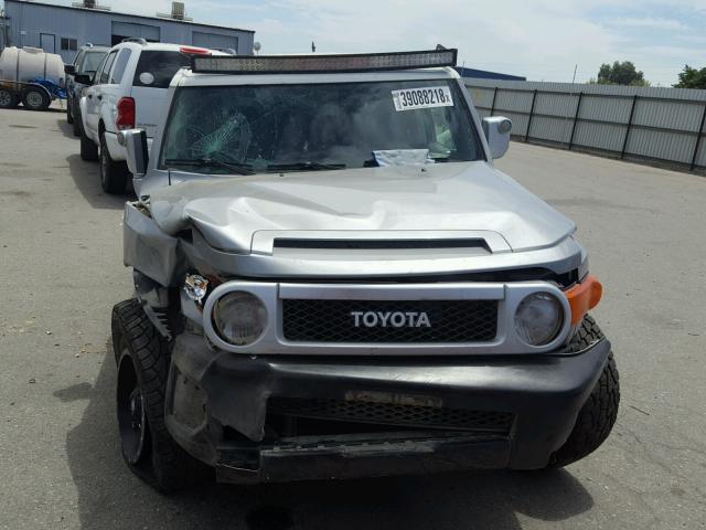 JTEBU4BF9AK073858 - 2010 TOYOTA FJ CRUISER SILVER photo 9