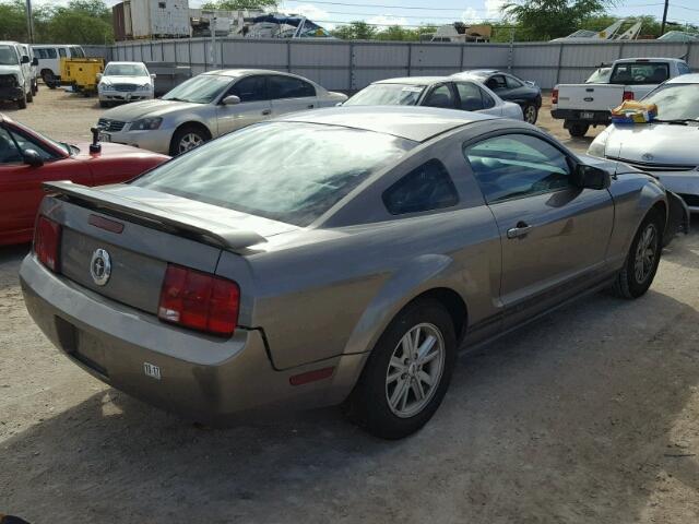 1ZVFT80N855177155 - 2005 FORD MUSTANG GRAY photo 4