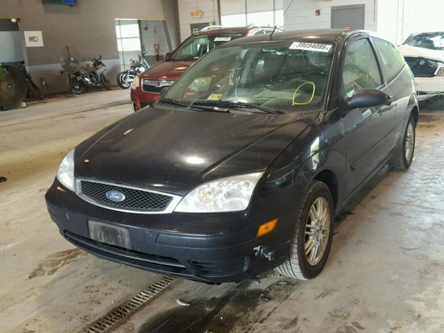 1FAFP31N16W226772 - 2006 FORD FOCUS ZX3 BLACK photo 2