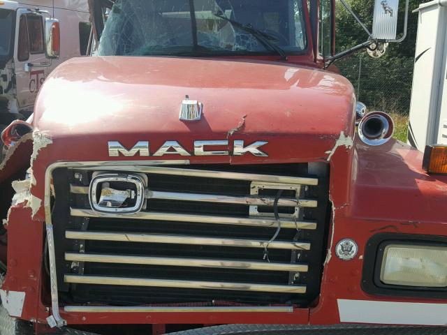 1M2P270C11M058992 - 2001 MACK 600 RD600 RED photo 7