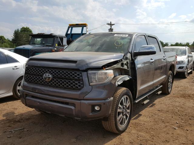 5TFAY5F1XJX689807 - 2018 TOYOTA TUNDRA CRE 灰色 照片 2