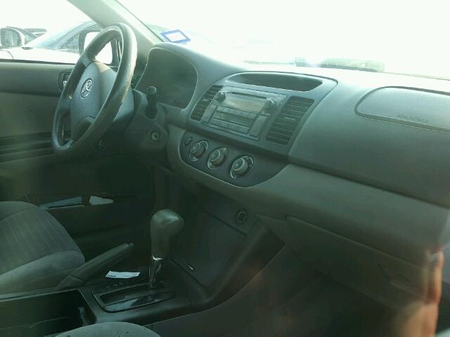 4T1BE32KX5U619758 - 2005 TOYOTA CAMRY LE ნაცრისფერი ფოტო 5