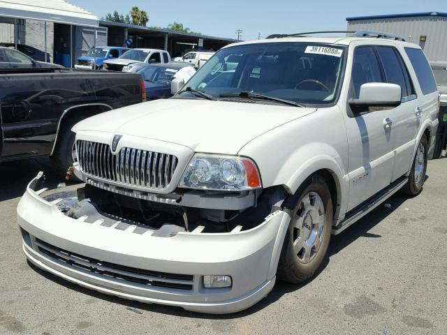 5LMFU28515LJ21712 - 2005 LINCOLN NAVIGATOR WHITE photo 2