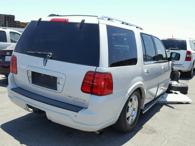 5LMFU28515LJ21712 - 2005 LINCOLN NAVIGATOR WHITE photo 4