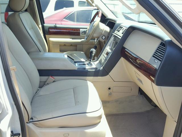 5LMFU28515LJ21712 - 2005 LINCOLN NAVIGATOR WHITE photo 5