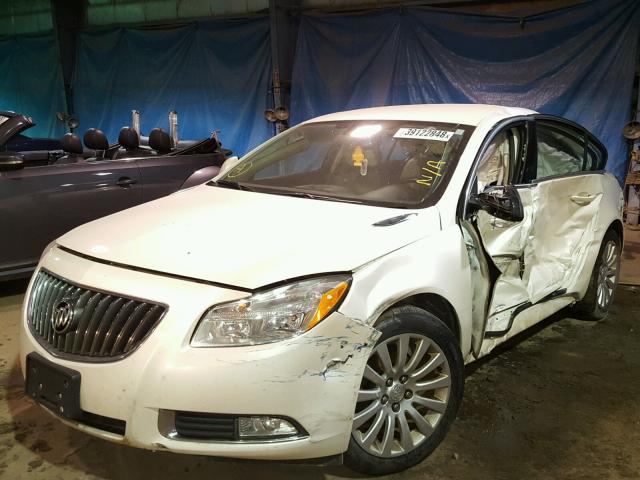 2G4GR5EK8C9138211 - 2012 BUICK REGAL CREAM photo 2