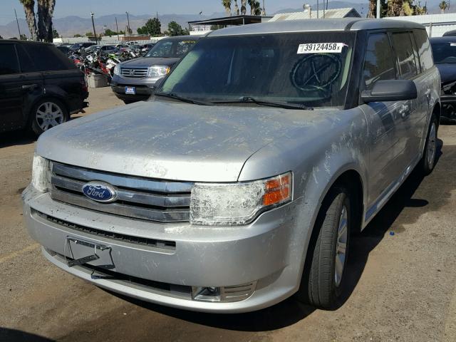 2FMGK5BC4BBD37300 - 2011 FORD FLEX SE SILVER photo 2