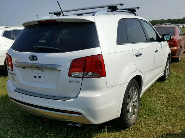 5XYKW4A25DG382539 - 2013 KIA SORENTO WHITE photo 4