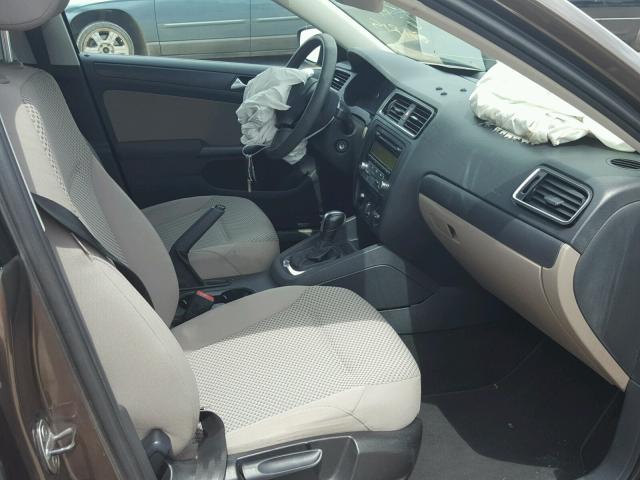 3VW2K7AJ6BM333271 - 2011 VOLKSWAGEN JETTA BASE 棕色 照片 5