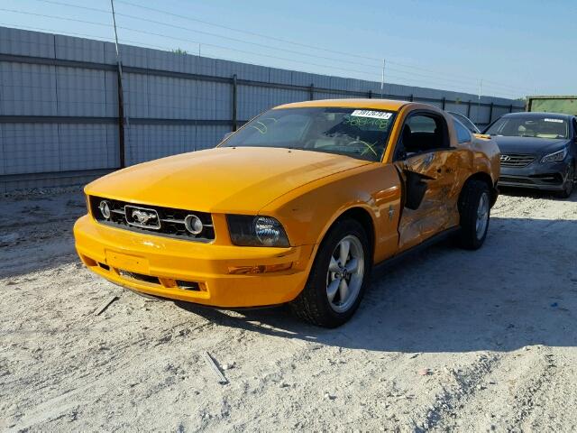 1ZVHT80N275288408 - 2007 FORD MUSTANG YELLOW photo 2