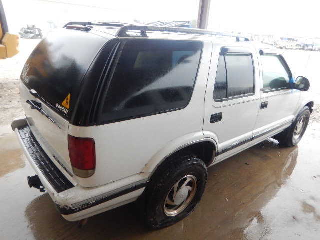 1GNDT13W6T2112543 - 1996 CHEVROLET BLAZER WHITE photo 4