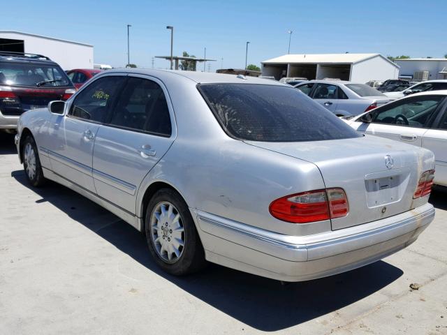 WDBJF65J9YB161811 - 2000 MERCEDES-BENZ E 320 SILVER photo 3