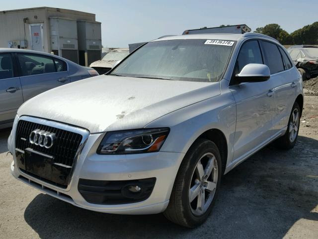 WA1LKAFP3AA098822 - 2010 AUDI Q5 PREMIUM SILVER photo 2