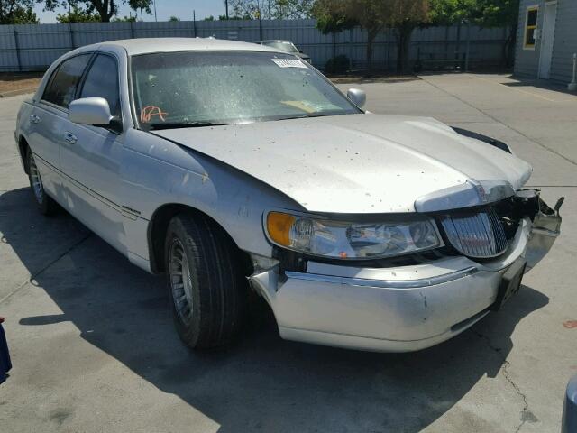 1LNHM81W0XY708569 - 1999 LINCOLN TOWN CAR E SILVER photo 1