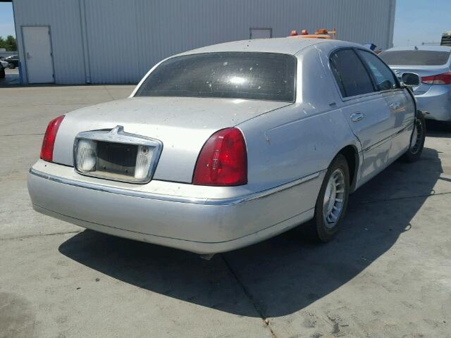 1LNHM81W0XY708569 - 1999 LINCOLN TOWN CAR E SILVER photo 4