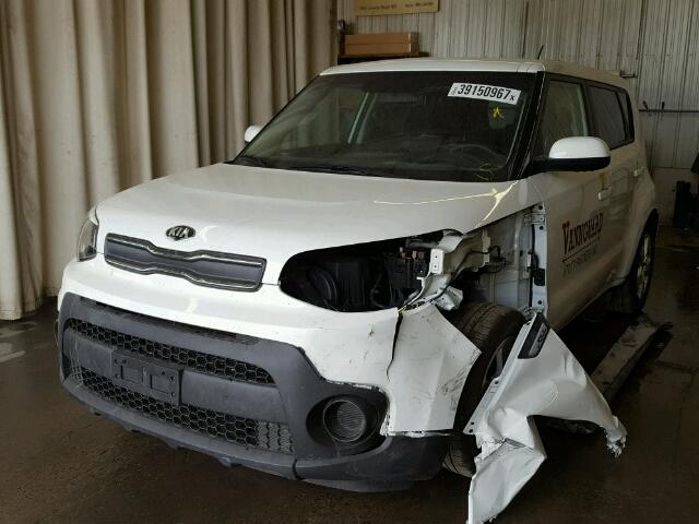 KNDJN2A22H7445196 - 2017 KIA SOUL WHITE photo 2