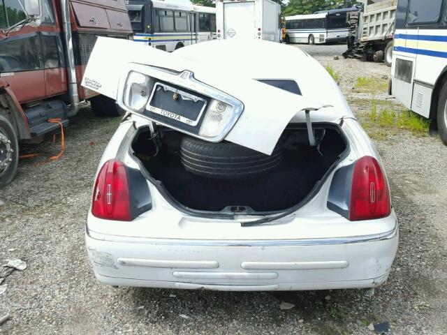 1L1FM81W3YY771546 - 2000 LINCOLN TOWN CAR WHITE photo 10