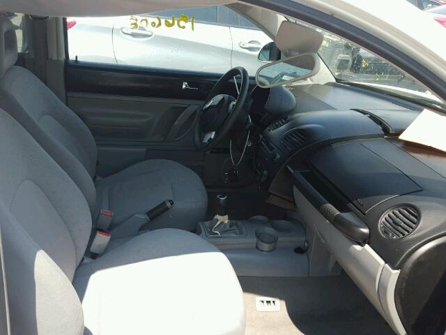 3VWBB61C8WM048024 - 1998 VOLKSWAGEN NEW BEETLE 白色 照片 5