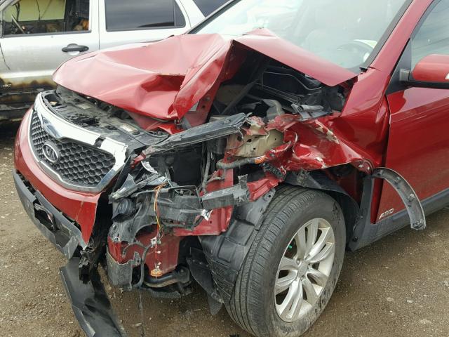 5XYKTDA23BG064943 - 2011 KIA SORENTO BA RED photo 9