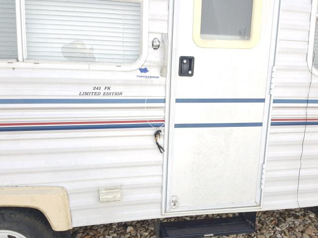 1TC2B215131203118 - 2003 COACH TRAILER WHITE photo 5