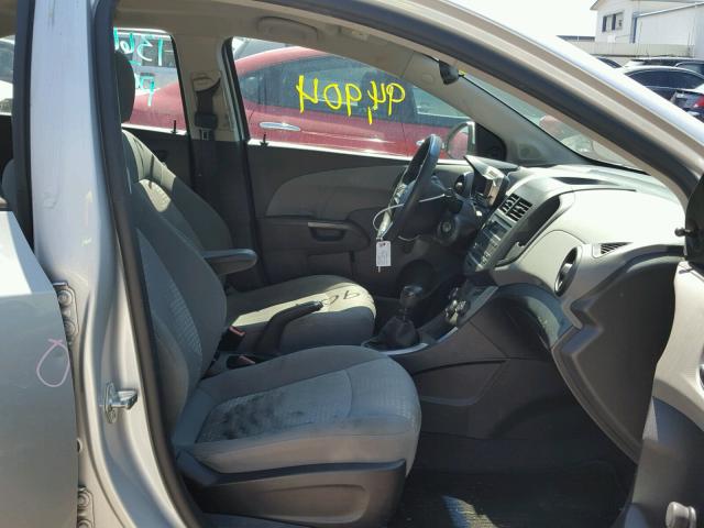 1G1JB5SH8C4102568 - 2012 CHEVROLET SONIC LS ვერცხლისფერი ფოტო 5