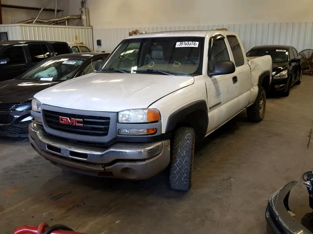 1GTHC29U05E312129 - 2005 GMC SIERRA C25 WHITE photo 2