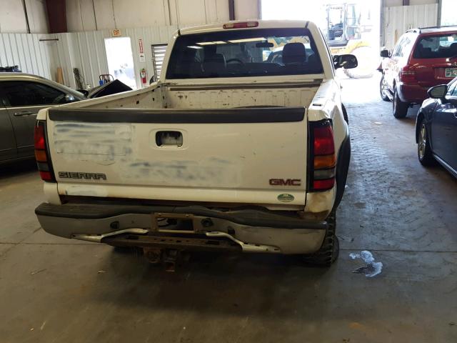 1GTHC29U05E312129 - 2005 GMC SIERRA C25 WHITE photo 9