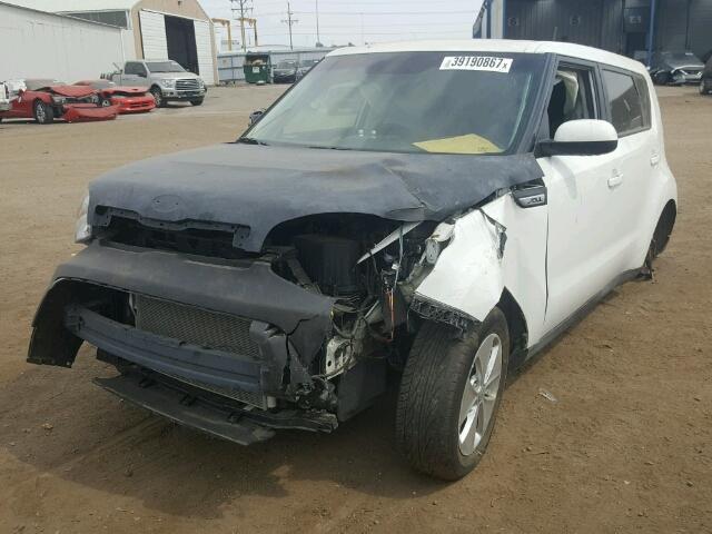 KNDJN2A29G7372889 - 2016 KIA SOUL WHITE photo 2