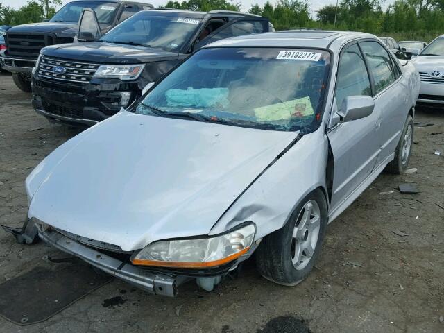 1HGCG56682A139504 - 2002 HONDA ACCORD EX SILVER photo 2