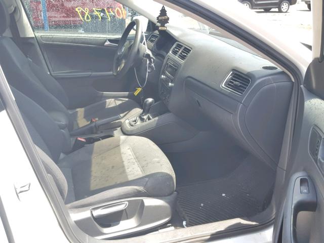3VW2K7AJ9DM391054 - 2013 VOLKSWAGEN JETTA BASE 白色 照片 5