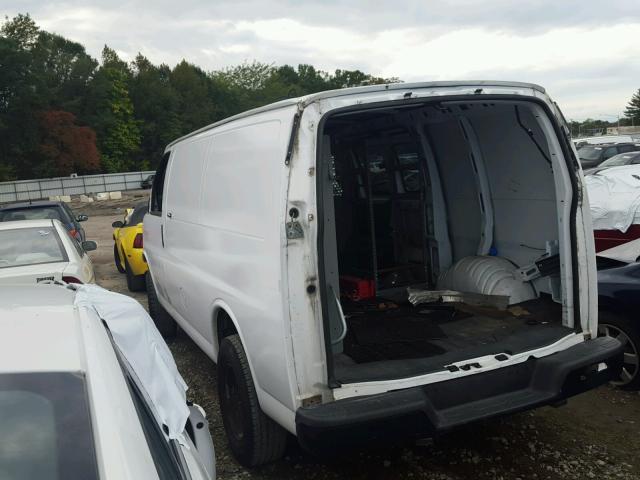 1GTGG25V071175945 - 2007 GMC SAVANA G25 WHITE photo 3